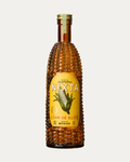Botella de licor de elote Nixta de 750 ml presentada en envase individual